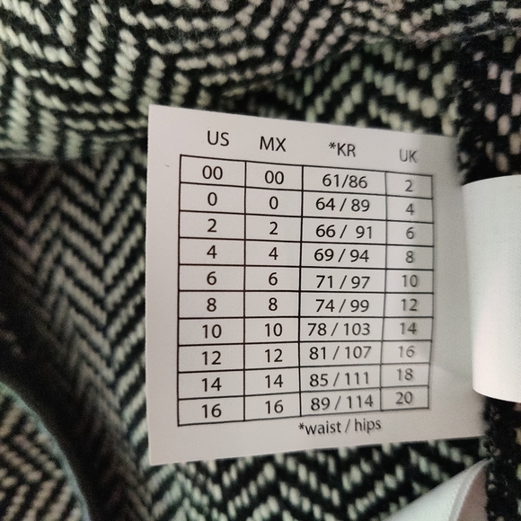 Joe Fresh Herringbone Tweed Black and White Mini Skirt Size 2 - Picture 9 of 10